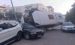 6 aracın karıştığı kazada 2 araç hurdaya döndü