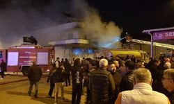 Alevler geceyi aydınlattı: Vatandaşlar film izler gibi seyretti