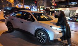 Alkollü sürücü ortalığı birbirine kattı, "Çakarı var" deyip aracın önüne atladı!