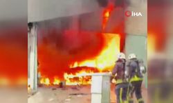 Antalya’da atölye yangını büyüdü, 2 araç kullanılamaz hale geldi