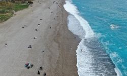 Antalya’da dört mevsim: Yüksek kesimlerde kar yağışı sahilde deniz keyfi