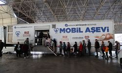 Antalya’da mobil aşevi iftar öncesi sıcak yemek ikramına devam ediyor