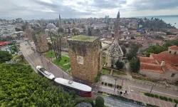 Antalya’nın Kale Kapısı burçları tehlikede: Nostalji tramvayından beklenmeyen tehdit!