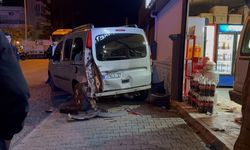 Gazipaşa'da korkutan kaza: Araç markete girdi!