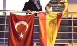 "Bayrak asan dayı" bu kez de İspanya bayrağı astı!