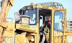 “Bugün sizin çalışanınızım” diyen Belediye Başkanı Kocagöz iş makinesi kullandı