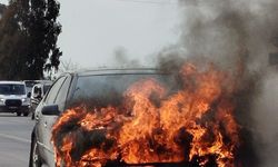 Tesadüfün bu kadarı! Araç alev aldı, bölgeden geçen su tankeri koştu!