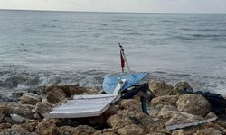 Tekne kayalıklara çarptı, canlarını zor kurtardılar!