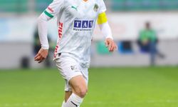 Antrenmanda darbe alan kaptan Efecan Karaca ameliyat edildi.