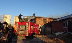 Evde çıkan yangına müdahale eden yaşlı adam hastanelik oldu