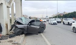 Feci kazada beton kolona saplandı, sürücü araç içerisinde sıkıştı