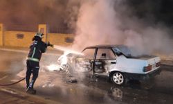 Otomobil alevlere teslim oldu, geriye hurdası kaldı!