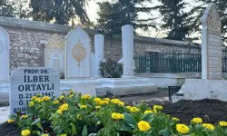 Çanakkale ve Kırım toprakları Prof. Dr. İlber Ortaylı’nın mezarında