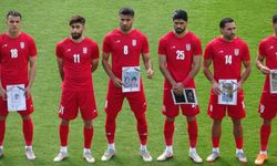 İranlı futbolcular, savaşta ölen çoc*kların fotoğraflarıyla sahaya çıktı