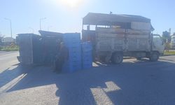 Kavşakta kamyon kazası: Tonlarca muz başka araca nakledildi