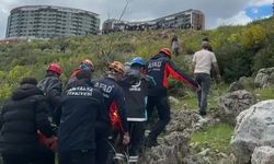 Kayalıklara düşen genç kadın, ekiplerin müdahalesiyle kurtarıldı