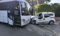 Kaza anı saniye saniye kamerada: Servisle araç böyle çarpıştı!