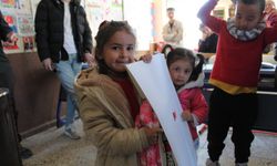 Öğrencilerden köy okuluna cam, perde ve kırtasiye desteği