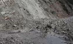 Kumluca’da heyelan: Yol trafiğe kapandı