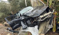 Lüks otomobil seraya uçtu, aynı aileden 4 kişi yaralandı