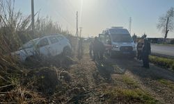 Direksiyon hakimiyetini kaybetti, tarlaya uçtu!