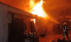 Manavgat’ta tesis yangını: Dumanlar otoyolu sardı