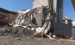 Koca bir bina tek darbeyle yerle bir oldu!