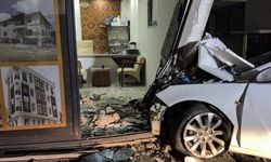 Otomobil iş yerine girdi: 3 yaralı