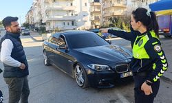 Park halindeki araca çarpan motosikletli yaralandı