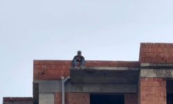 Eşiyle kavga etti, telefonunu açmıyor diye çatıya çıktı!