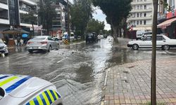 Sürücüleri zorlayan görüntü! Kanalizasyon borusu patladı