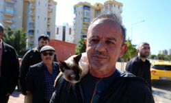 Antalya’da korku dolu anlar: Yanan araçtan kedisiyle kaçtı