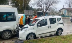 Zincirleme trafik kazasında araç içerisinde sıkıştı!