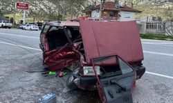 Otomobiller çarpıştı, ortalık savaş alanına döndü!