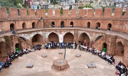 Alanya’da tarihi atmosferde eş zamanlı kitap okuma etkinliği
