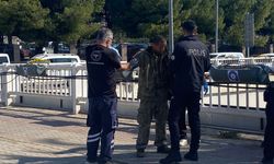 Alt geçidin demirlerine çıkıp canına kıymaya çalıştı, ekipler ikna etti!