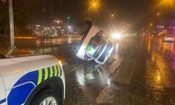 Otomobil kaza yapıp yan yattı: Araçtakilerin burnu bile kanamadı!