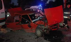 Boğaz-mendirek yolunda kaza: Turistlerin bulunduğu minibüs otomobille çarpıştı