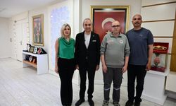 Çöpteki bayrağa sahip çıktı, Başkan Kocagöz’den tarafından ödüllendirildi