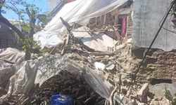 Demre’de 2 katlı kerpiç ev çöktü!