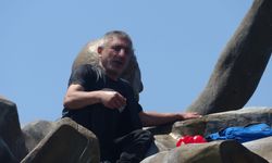 Elinde benzin bidonuyla anıtın tepesine çıkıp dans etti, canına kıymaya çalıştı!