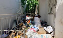 Mahalle sakinleri rahat nefes aldı: Ev bahçesinden 20 kamyon çöp çıkarıldı