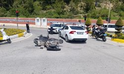Manavgat’ta kavşakta motosiklet ile otomobil çarpıştı: 2 yaralı