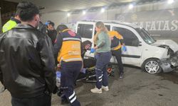 Duvara çarpıp bariyerlere savruldu: Feci kazada 3 kişi yaralandı