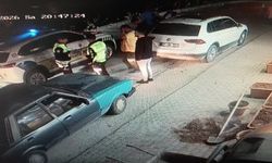 Otomobilin aniden açılan kapısına çarptı, metrelerce savruldu