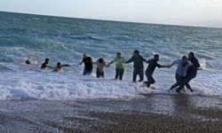 Rüzgara aldanmayıp denize girdiler: 2 kişi kurtarıldı 1 kişi hayatını kaybetti