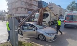 Kamyondaki demirler araca saplandı, d*hşet anı kameraya yansıdı!