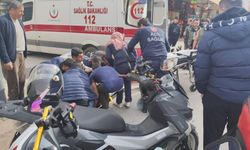 Hafif ticari araçla motosiklet çarpıştı: Kaza sonrası ortalık karıştı