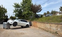 Tırın şerit değiştirmesi kazaya neden oldu: Otomobil sürücü çöp kovasında asılı kalarak durabildi