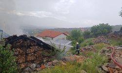110 yıllık tarihi yapı yangında küle döndü